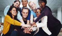 Dia de Doar mobiliza milhares de organizações e fortalece a cultura de solidariedade no BrasilData celebrada em 2 de dezembro integra o calendário nacional e engaja doadores em ações de impacto social