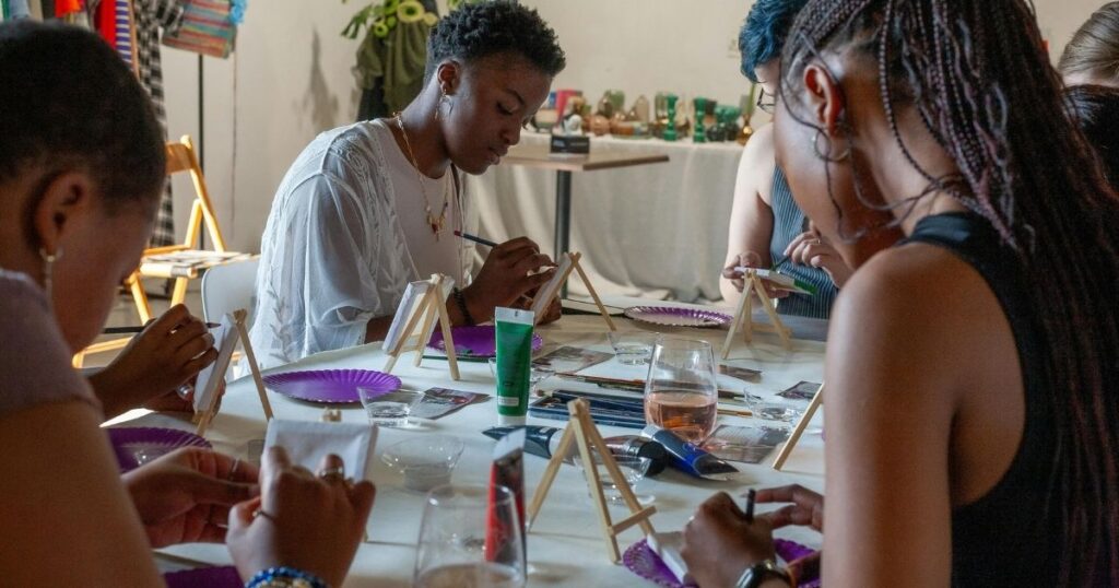 Projeto do Instituto Acredita oferece aulas online e presenciais para artistas e empreendedores culturais em quatro comunidades cariocas