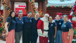 Mauá Plaza Shopping entrega presentes com Papai Noel comunicando em Libras