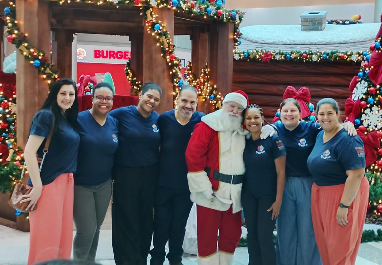 Mauá Plaza Shopping entrega presentes com Papai Noel comunicando em Libras