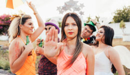 47% das mulheres no Brasil já sofreram assédio sexual no Carnaval