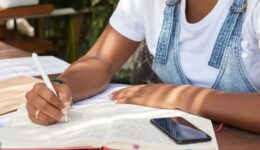 Mais estudo, menos salário: o paradoxo enfrentado por mulheres negras jovens