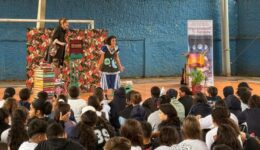Espetáculo infantojuvenil questiona estereótipos de gênero em escolas públicas de SP