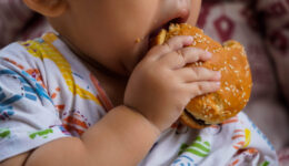 Obesidade infantil supera desnutrição e acende alerta para riscos cardiovasculares 