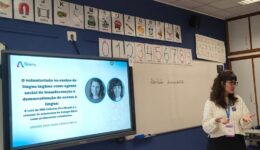 Iniciativa de voluntariado amplia acesso ao ensino de inglês para jovens