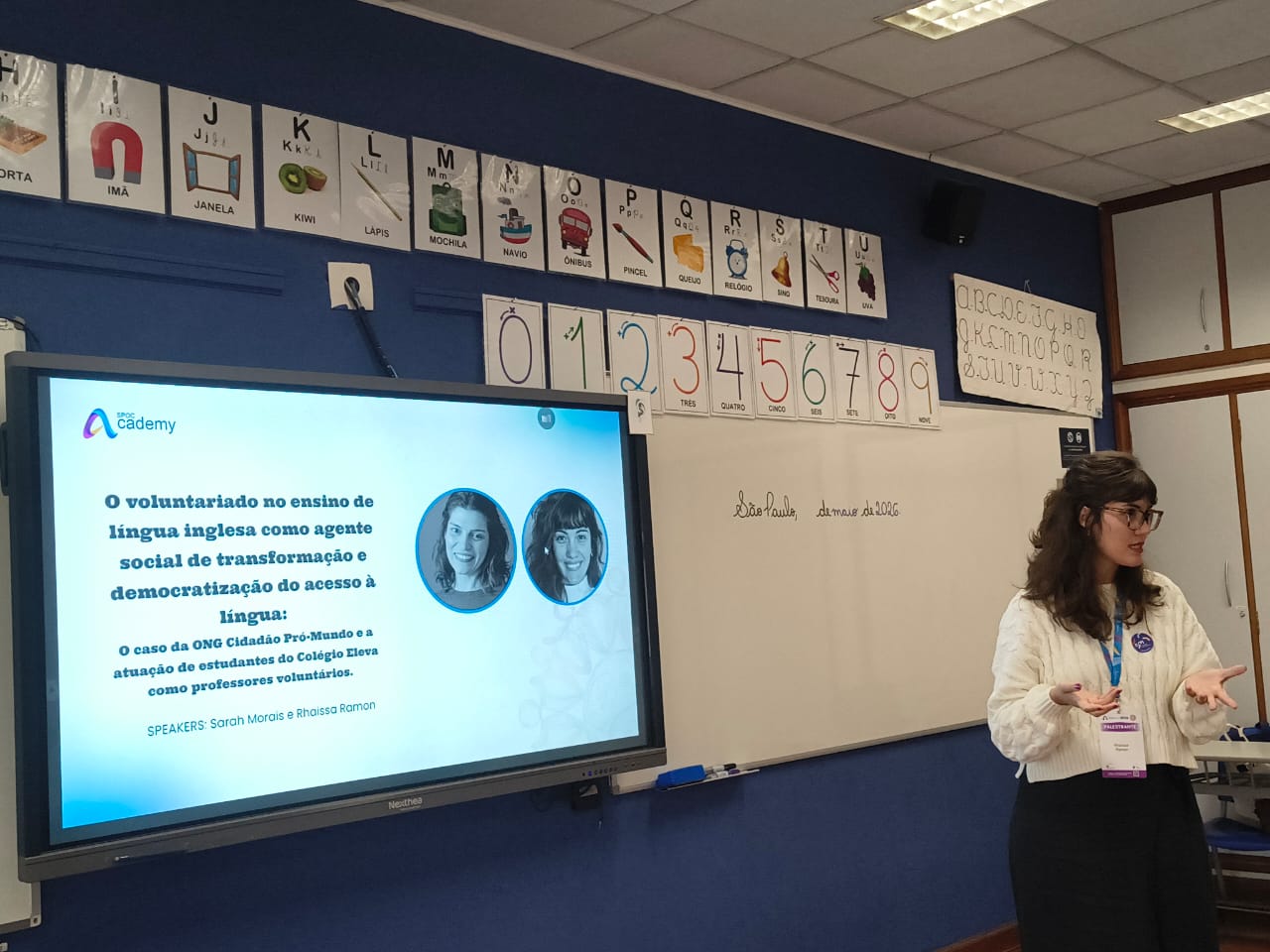 Iniciativa de voluntariado amplia acesso ao ensino de inglês para jovens