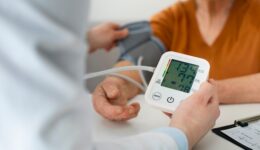 Pressão alta pode ter relação com a forma como você respira, alertam especialistas